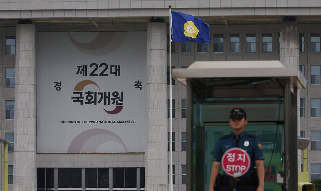 ‘채상병 특검법’을 둘러싼 여야 갈등으로 인해 5일 열리기로 했던 제22대 국회 개원식이 무기한 연기됐다. 이날 오전 국회 모습. 연합뉴스