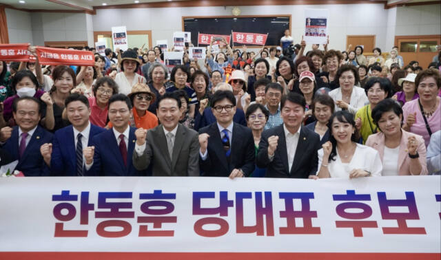 6일 경기도 성남시 분당갑 당원조직대회를 찾아 당원들과 만남을 이어간 한동훈 후보. 한동훈캠프 제공