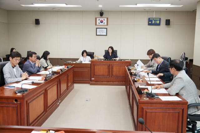 5일 오후 용인시의회 의회운영위원회 회의실에서 이윤미 위원장을 비롯한 의회운영위원회 의원들이 임시회 일정을 논의하고 있다. 용인특례시의회 제공