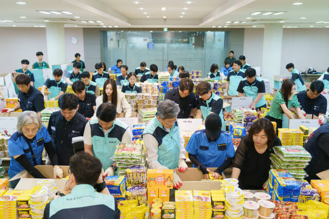 기아AutoLand광명 임직원들과 광명시녹색어머니연합회가 ‘2024 기아드림 희망의 K-박스’ 포장 자원봉사 활동을 진행하고 있다. 초록우산 경기북부지역본부 제공