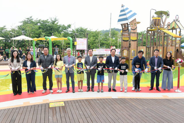 6일부터 운영에 들어간 오산천 오색 물놀이장 개장식 모습. 오산시 제공