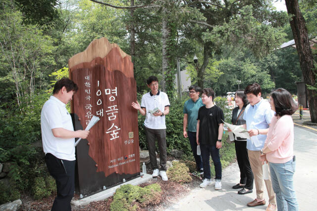 지난 4일부터 5일까지 포천시 일원을 찾아 벤치마킹을 실시한 용인시의회 의원연구단체 ‘용인특례시 바로알기Ⅲ’ 회원들이 국립수목원에서 현장을 둘러보고 있다. 용인시의회 제공