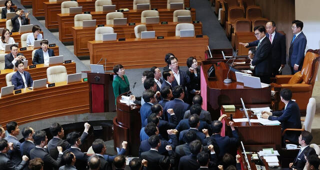 4일 오후 서울 여의도 국회에서 열린 본회의에서 국민의힘 의원들이 무제한토론(필리버스터) 24시간 경과 후 중단을 요구한 우원식 국회의장에게 항의하고 있다. 연합뉴스