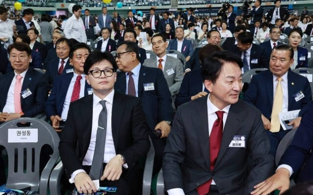 국민의힘 당대표 후보인 한동훈 전 비대위원장과 원희룡 전 국토교통부 장관이 지난 4일 인천 남동체육관에서 열린 한국자유총연맹 창립 제70주년 기념식에 참석하고 있다. 연합뉴스