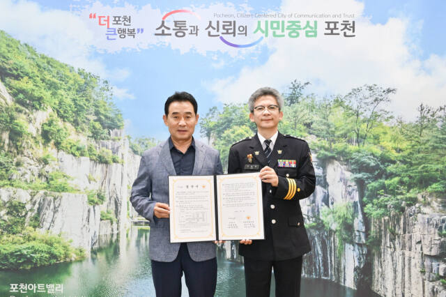 백영현 포천시장(왼쪽)과 이병우 포천경찰서장이 업무협약을 체결한 뒤 협약서와 함께 기념사진을 찍고 있다. 포천시 제공