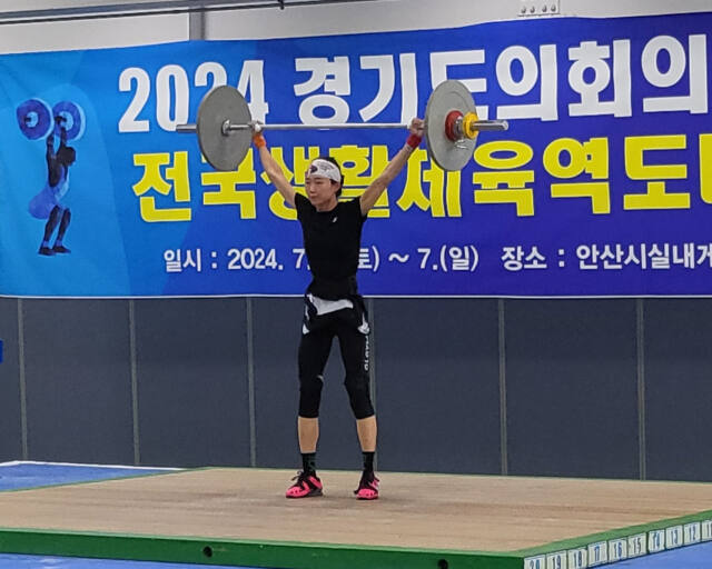 2024 경기도의장배 전국생활체육역도대회 여자 49㎏급 경기에서 한 참가 선수가 인상 1차 시기에서 가뿐하게 바벨을 들어올리고 있다.황선학기자
