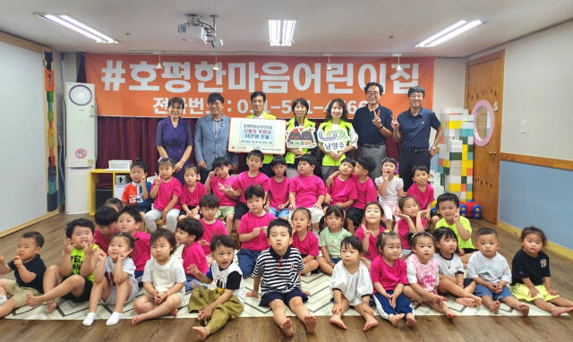 남양주시 호평한마음어린이집이 호평동지역사회보장협의체에 후원금을 전달한 후 기념촬영을 하고 있다. 남양주시 제공