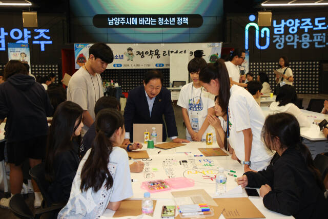 주광덕 남양주시장이 6일 제1회 청소년 정약용 리더십 캠프에 참석해 청소년들과 대화를 나누고 있다. 남양주시 제공