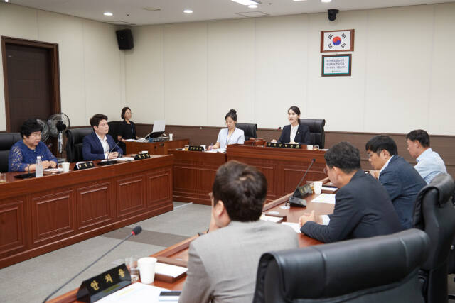 8일 오전 용인시의회 윤리특별위원회 회의실에서 위원회 소속 의원들이 회의를 진행하고 있다. 용인특례시의회 제공