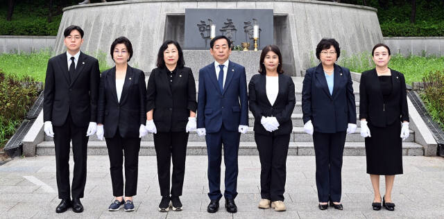 의정부시의회 의장단과 상임위원장 및 의원들이 현충탑 참배를 마친 뒤 기념 촬영하고 있다. 의정부시의회 제공