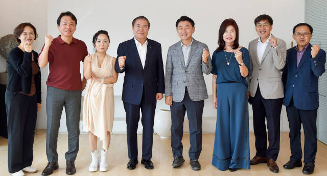 8일 오후 서울 용산구 소재 김현선디자인연구소에서 열린 ‘캠프 레드클라우드국가 디자인 클러스터 조성을 위한 자문위원회’에서 김동근 의정부시장(왼쪽 다섯번째)이 참석자들과 기념촬영을 하고 있다. 의정부시 제공