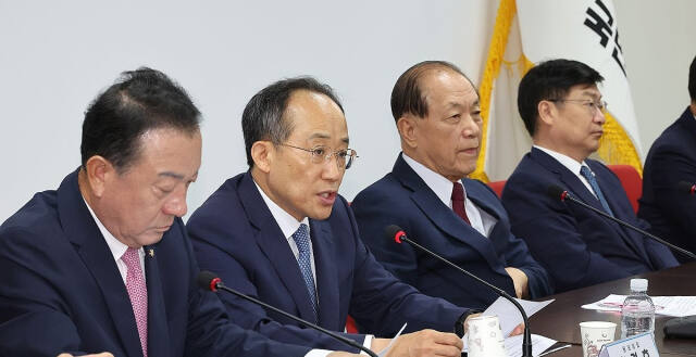 국민의힘 추경호 원내대표(왼쪽 두번째)가 8일 오전 서울 여의도 당사에서 열린 비상대책위원회의에서 발언하고 있다. 연합뉴스