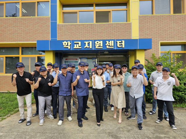 파주교육지원청이 일선 학교 업무경감위해 신속현장지원팀 ‘F․R․I․E․ND’를 운영하는등 쾌적한 교육환경제공에 발벗고 나섰다. 사진은 발대식에 참석한 최은미교육장(오른쪼 네번째) 등 학교 관계자들의 모습. 파주시교육지원청제공