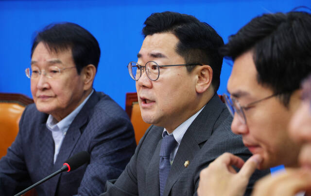 더불어민주당 박찬대 당대표 직무대행 겸 원내대표가 8일 오전 국회에서 열린 중앙위원회에서 발언하고 있다. 연합뉴스