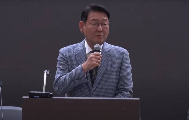 더불어민주당 김교흥 국회의원(인천 서구갑)이 8일 오후 국회 의원회관에서 열린 ‘수도권 대체매립지 선정, 무엇이 문제이고 어떻게 해야 하나’ 토론회에서 발언하고 있다. 유튜브 토론회 생중계 갈무리