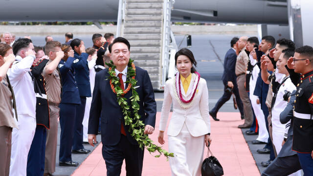 윤석열 대통령과 김건희 여사가 8일(현지시간) 북대서양조약기구(NATO·나토) 75주년 정상회의 참석에 앞서 미국 하와이에[ 도착, 도열병의 거수 경례를 받고 있다. 연합뉴스