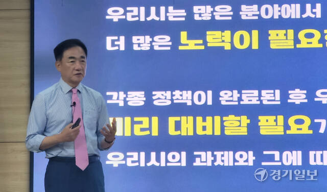 9일 평택시청 대회의실에서 열린 언론인과의 간담회에서 정장선 시장이 인사말을 하고 있다. 안노연기자