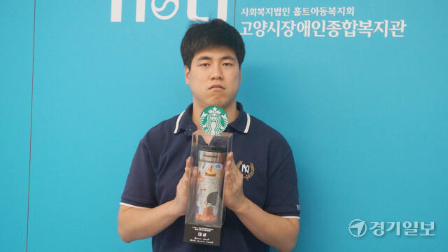 하트-하트 재단이 주관한 제4회 스타벅스 그림 공모전에서 대상을 수상한 김동연 작가. 신진욱기자