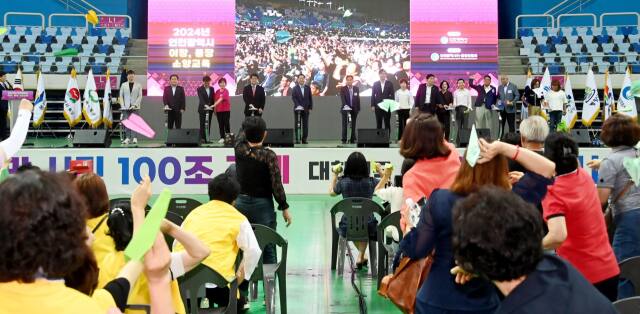 유정복 인천시장이 9일 남동체육관에서 열린 ‘2024년 인천시 이·통장 소양교육’에서 결의다짐 퍼포먼스를 하고 있다. 인천시 제공