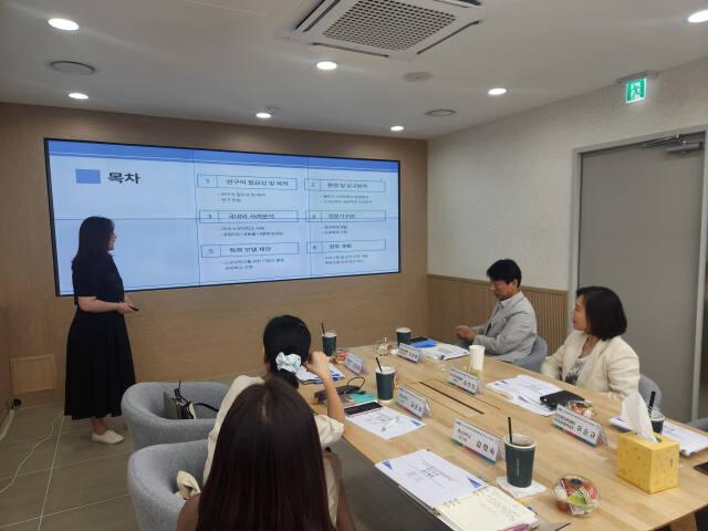 9일 오후 용인교육지원청 회의실에서 반도체·IT, 소규모학교 거점 특화모델 연구·개발(R&amp;D) 중간 보고회가 진행되고 있다. 용인교육지원청 제공