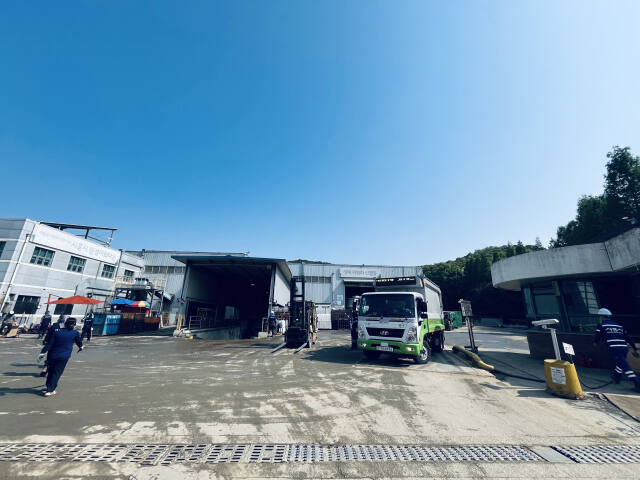 시흥도시공사가 운영 중인 시흥시 정왕동 소재 환경미화타운에서 생활폐기물 수집 운반 차량들이 드나 들고 있다. 김형수기자