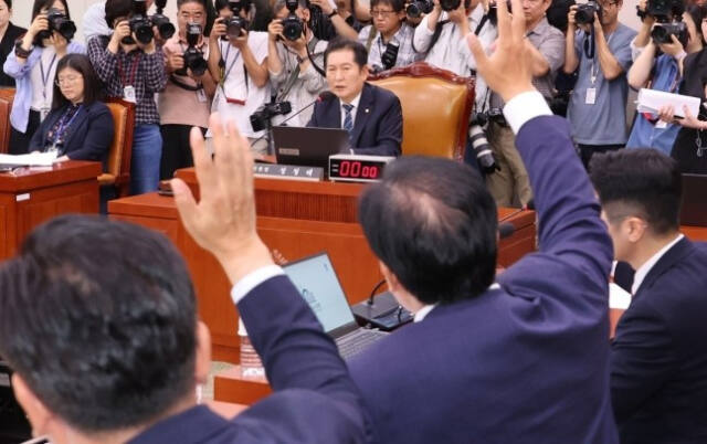 9일 오후 서울 여의도 국회에서 열린 법제사법위원회 전체 회의에서 정청래 위원장이 '윤석열 대통령 탄핵소추안 즉각 발의 요청에 관한 청원' 관련 청문회 실시계획서 채택 안건 상정을 앞두고 여당 의원들의 의사진행발언 요청을 받고 있다. 연합뉴스