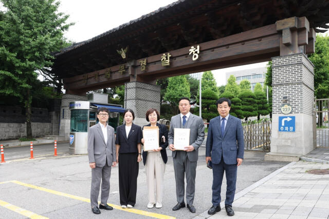 하은호 군포시장에 대한 고발장을 제출한 군포시의원들. 연합뉴스