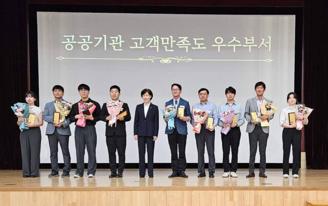 최근 한국수자원공사 인재개발원에서 열린 고객행복경영 워크숍에서 기획재정부가 주관한 PCSI(공공기관 고객만족도) 평가 우수부서상을 수상한 김종광 양주수도지사장(오른쪽에 다섯번째)이 수상자들과 기념촬영을 하고 있다. 양주수도지사 제공