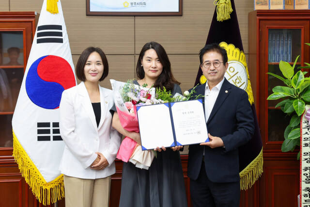 광주시의회는 초월읍 주민생활팀 이정숙 팀장(가운데)을 7월의 칭찬 공무원으로 선정했다. 광주시의회 제공