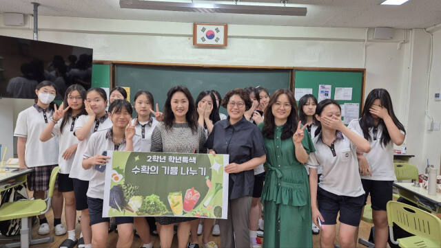 5일 김포여중 학생들이 텃밭에서 재배한 생산물로 에이드와 무알코올 칵테일을 만드는 체험을 마친 뒤 기념촬영을 하고 있다. 김포교육지원청 제공