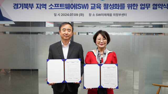 원순자 교육장(오른쪽)과 임문영 경기도경제과학진흥원 경제이사가 ‘경기북부지역 소프트웨어 교육 활성화를 위한 업무협약’을 체결한 뒤 기념촬영하고 있다. 의정부교육지원청 제공