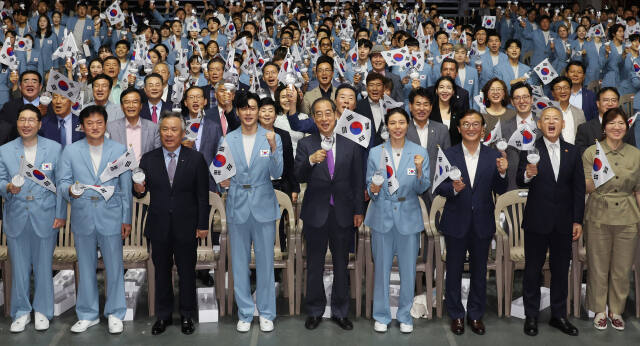 9일 서울 올림픽공원 올림픽홀에서 열린 제33회 파리올림픽 대한민국 선수단 결단식에서 한덕수 국무총리와 문화체육관광부 유인촌 장관, 이기흥 대한체육회장 및 참가 선수단과 내빈들이 태극기를 흔들며 한국 선수단의 선전을 기원하고 있다.연합뉴스