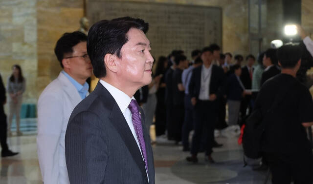 국민의힘 안철수 의원이 4일 오후 서울 국회에서 열린 본회의에서 순직 해병 수사 방해 및 사건 은폐 등의 진상규명을 위한 특별검사의 임명 등에 관한 법률안 투표에서 찬성표를 던진 뒤 로텐더홀을 나가고 있다. 연합뉴스