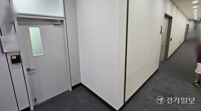 10일 오전 용인시의회에서 경찰이 A의원실(왼쪽) 내부 압수수색을 진행하고 있다. 송상호기자