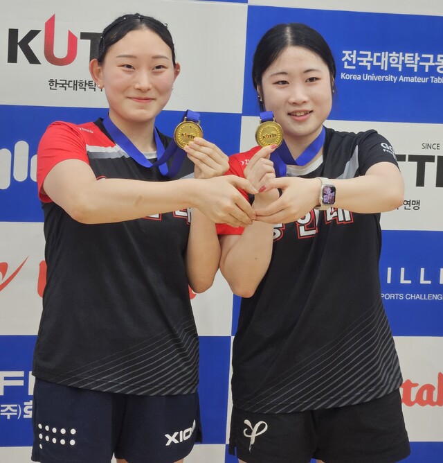 여자부 개인복식에서 금메달을 획득한 이호진(왼쪽)·권연희.월간탁구 제공