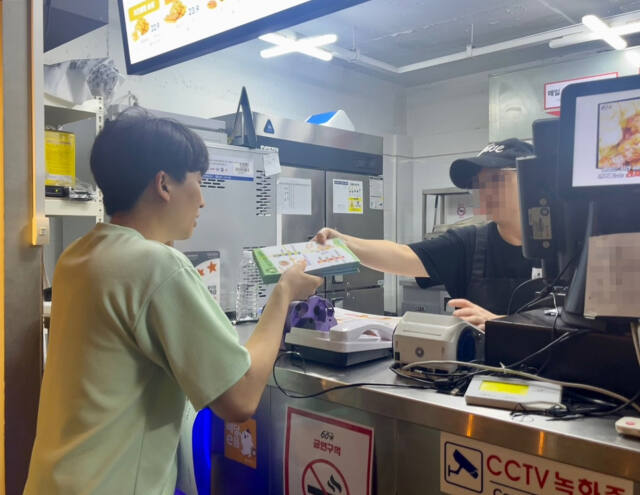 인천 미추홀구 문학동 행정복지센터가 최근 배달음식점을 활용한 쓰레기 분리배출 홍보를 하고 있다. 미추홀구 제공