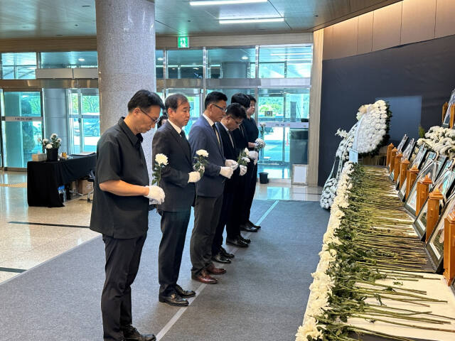 경기도 노사민정협의회가 10일 화성 아리셀 공장 화재사고 희생자 추모분향소를 찾아 조문했다. 경기도 노사민정협의회 제공