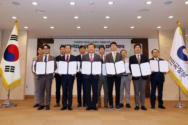 이상민 행정안전부 장관(왼쪽 세번째)이 5월 9일 서울 종로구 정부서울청사에서 열린 착한가격업소 이용 활성화 지원을 위한 업무협약식에서 협약서에 서명 후 배달앱 대표 등 참석자들과 기념촬영하고 있다. 행안부 제공