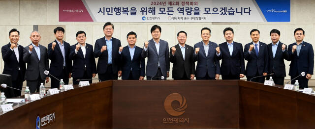 인천시 군수·구청장협의회는 민선8기 후반기 협의회장으로 강범석 서구청장(가운데)을 선출했다. 인천 서구청 제공