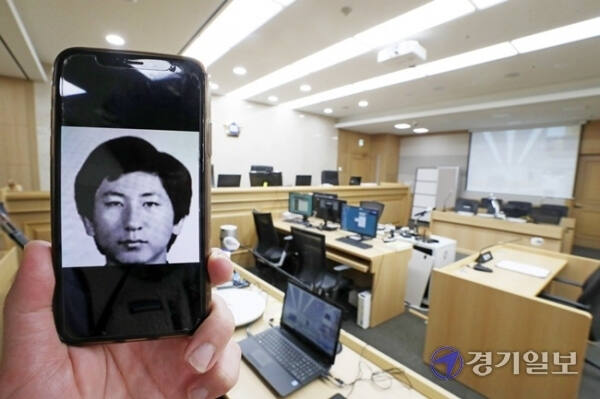 지난 2020년 11월2일 수원지법에서 열린 이춘재 재심 사건 법정 모습. 경기일보 DB