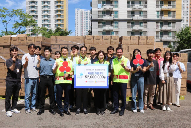 경기 사랑의열매가 희망여름 착착착 배분사업의 하나로 무더운 여름 에너지 취약계층 이웃을 위해 경기도사회복지관협회와 경기도내 이웃들에게 5천200만원 상당 선풍기 520대를 지원했다. 사진은 전달식을 마친 뒤 기념촬영을 하는 모습. 경기 사랑의열매 제공.
