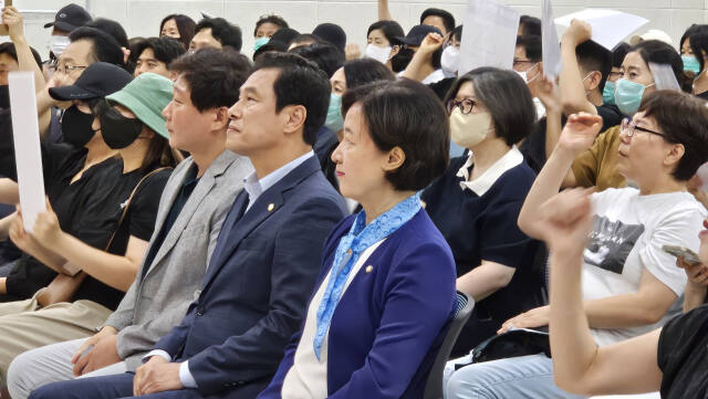 더불어민주당 추미애 국회의원이 하남시 감일동 행정복지센터에서 열린 하남 감일 변전소 옥내화 및 증설 설명회장에 참석해 의견을 청취하고 있다. 공정언론 제공