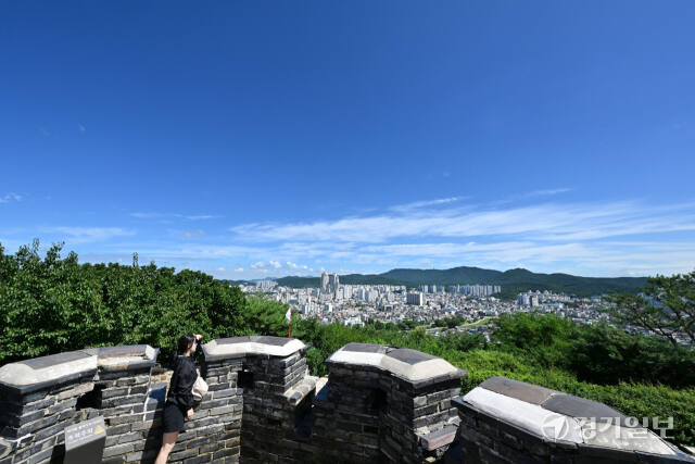 경기지역 장마가 소강상태를 보이면서 맑은 날씨가 찾아온 10일 오전 수원특례시 팔달산 서노대에서 시민이 모처럼 펼쳐진 파란 하늘을 감상하고 있다. 기상청은 수도권에 당분간 맑은 날씨가 이어질 것이라고 예보했다. 김시범기자