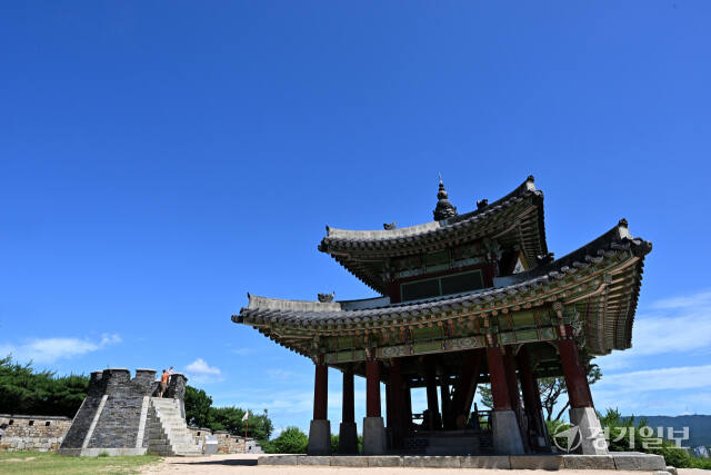 경기지역 장마가 소강상태를 보이면서 맑은 날씨가 찾아온 10일 오전 수원특례시 팔달산 서노대에서 시민이 모처럼 펼쳐진 파란 하늘을 감상하고 있다. 기상청은 수도권에 당분간 맑은 날씨가 이어질 것이라고 예보했다. 김시범기자