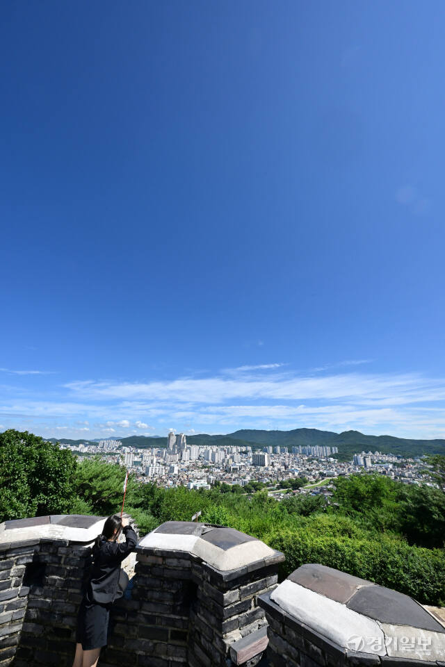 경기지역 장마가 소강상태를 보이면서 맑은 날씨가 찾아온 10일 오전 수원특례시 팔달산 서노대에서 시민이 모처럼 펼쳐진 파란 하늘을 감상하고 있다. 기상청은 수도권에 당분간 맑은 날씨가 이어질 것이라고 예보했다. 김시범기자