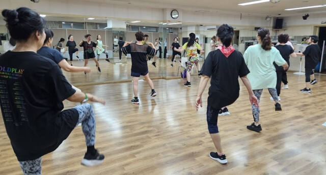 줌바댄스 무료체험을 하고 있는 시민들. 의정부도시공사 제공