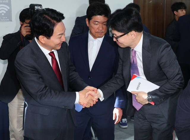 지난 5일 열린 국민의힘 '미래를 위한 약속, 공정 경선 서약식'에서 만나 악수하는 원희룡 후보와 한동훈 후보. 연합뉴스