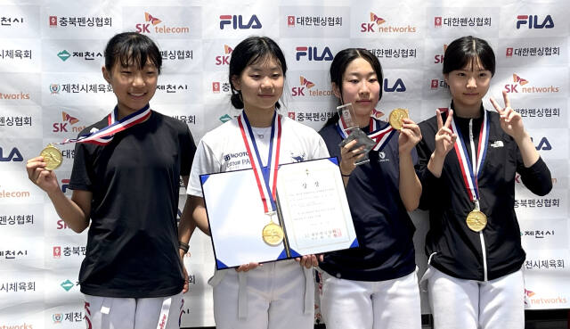 여중부 사브르 단체전서 대회 첫 우승을 차지한 안산시G스포츠클럽 선수단.클럽 제공