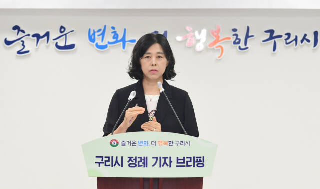 조명화 구리시 환경관리사업소장니 11일 시청 종합상황실에서 기자브리핑을 열고 5대 정책을 발표하고 있다.구리시 제공