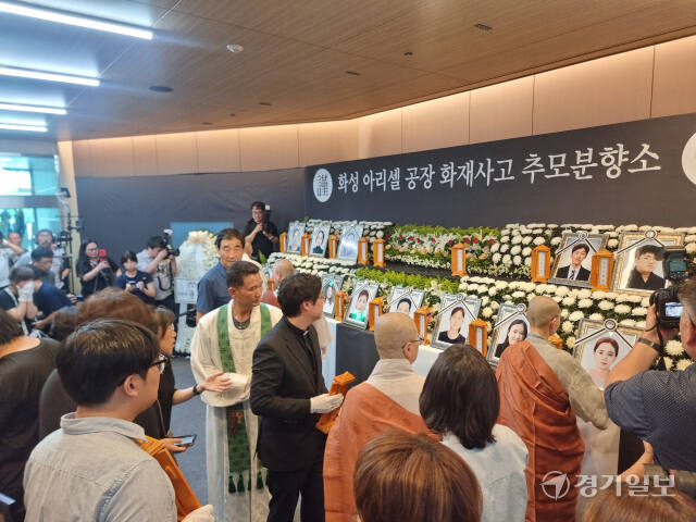 화성 아리셀 화재 참사 희생자 4명의 장례가 치러진다. 사진은 지난 4일 열린 영정 및 위패 봉안식. 김도균기자